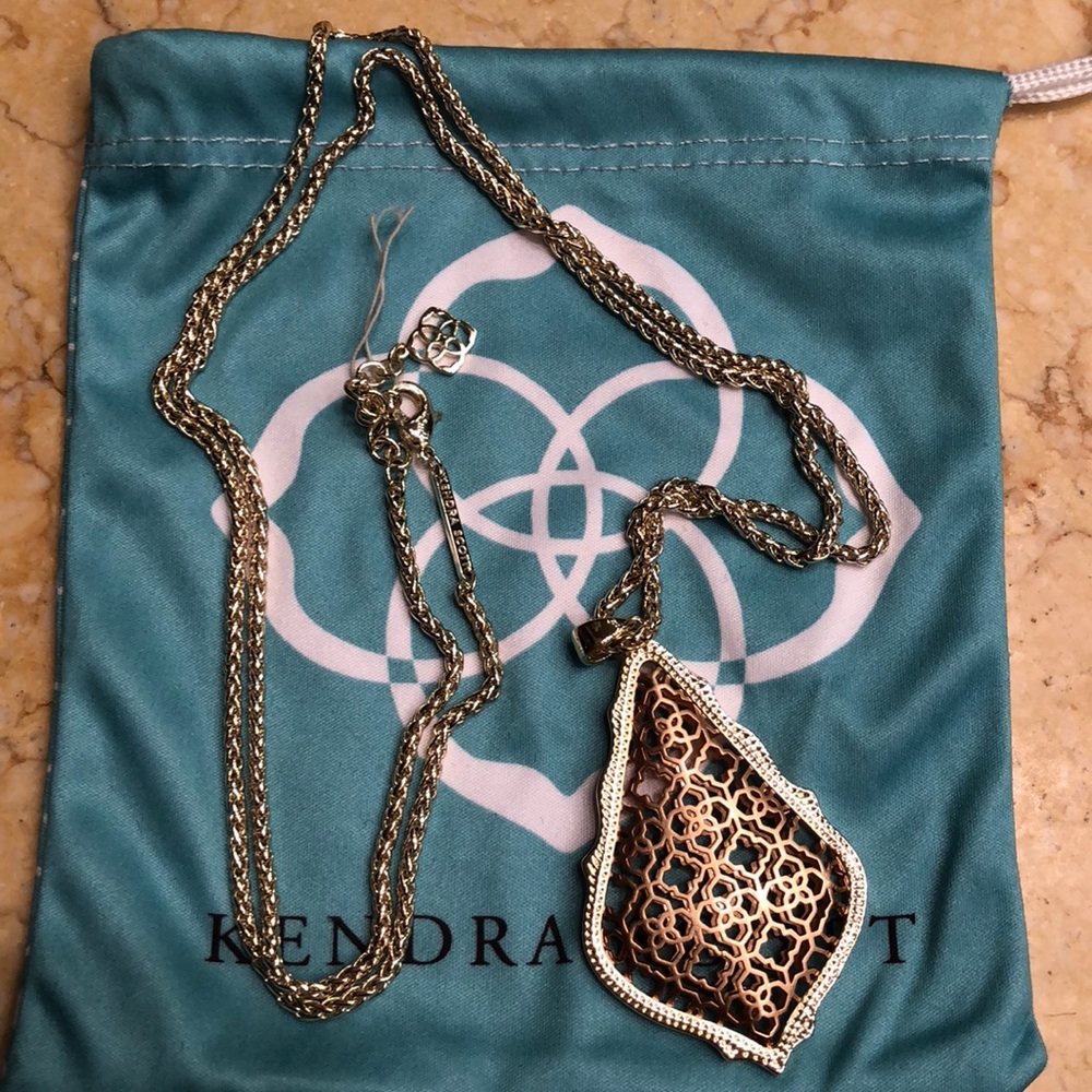 Kendra Scott necklace